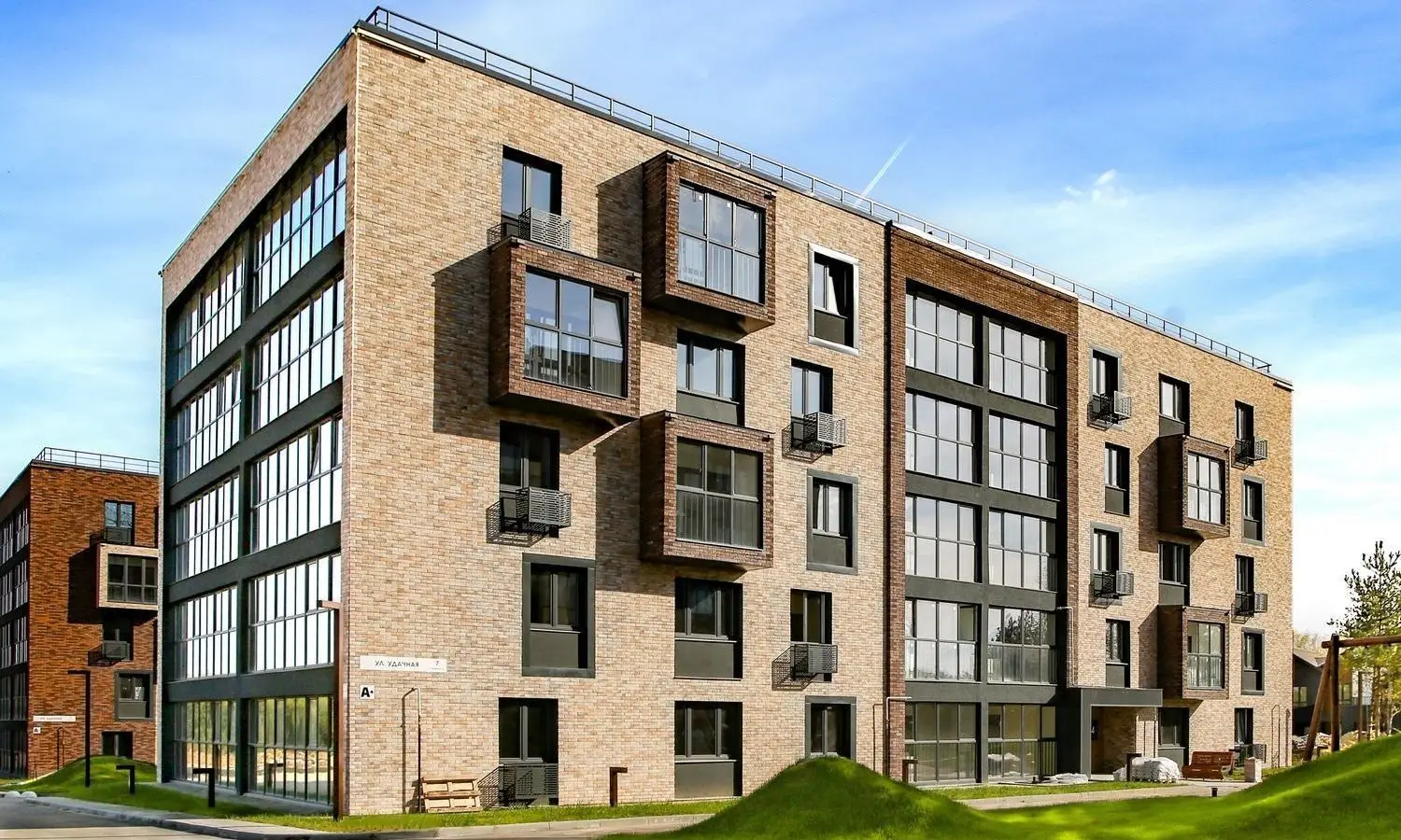 Многоквартирные жилые дома на улице Удачной